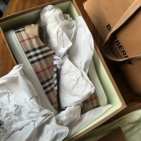 Burberry women’s shoe size 6 (UK 4) - Picture 5 of 9